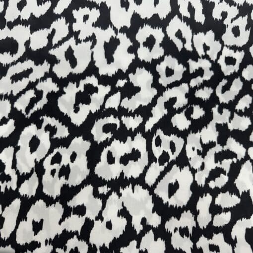 Satin imprimé leopard noir et blanc – Image 2