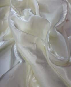 Alternative view of Satin liquide blanc cassé
