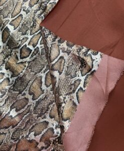 Alternative view of Suédine bois de rose imprimé croco
