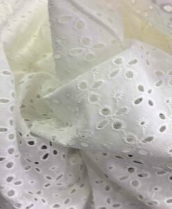Tissu broderie anglaise écru 1