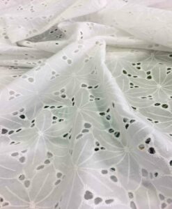 Tissu broderie anglaise écru 3