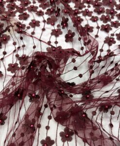 Tulle fleuri perlé bordeaux