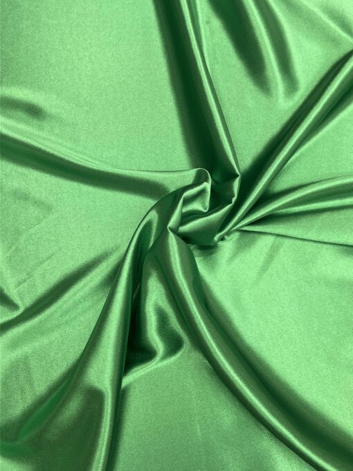 Crêpe envers satin vert brazil